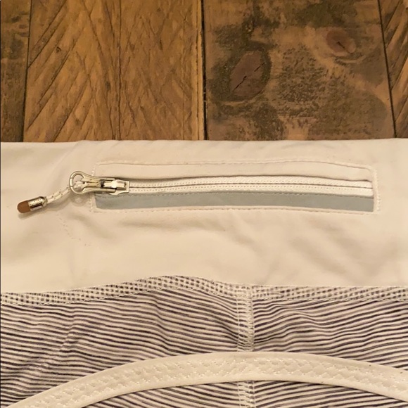 Lululemon gray/white stripe Capri size 4 - Picture 14 of 16